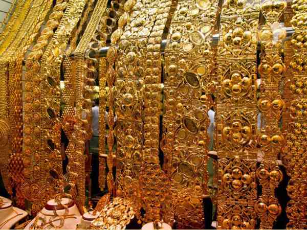 黄金市场里，满满的店家都摆着黄金！