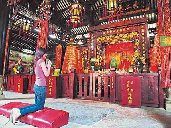 所谓“入庙拜神,入屋叫人”,不论你的宗教信仰如何,就算路过庙宇纯粹入内参观,也应向主神合十鞠躬,以表尊重。