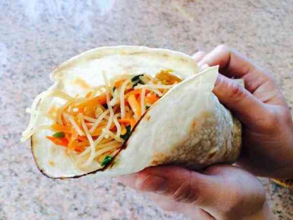福建人扫墓前,先在家吃“润饼菜”(即薄饼),然后才出门扫墓。