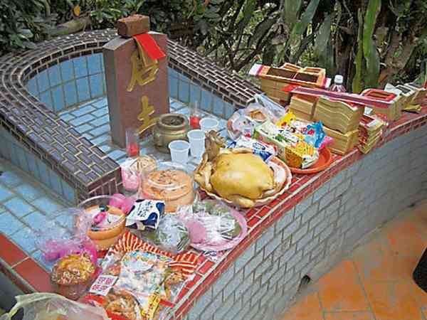 客家人甚为注重祭拜“后土”,有为祖先向大地求安之意。