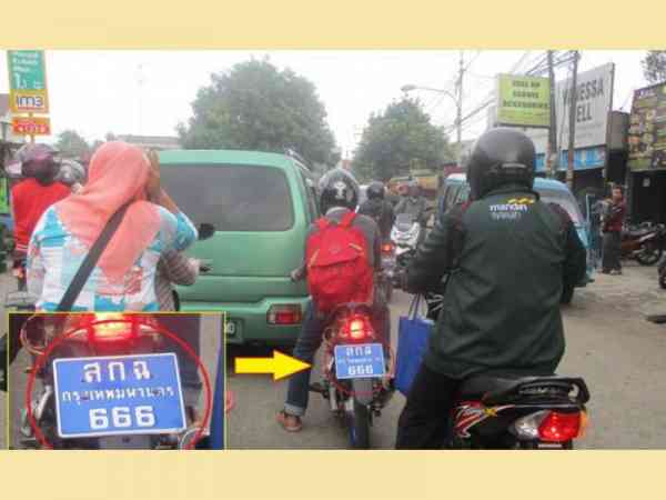 印尼各地经常发现挂着泰国车牌的摩哆。