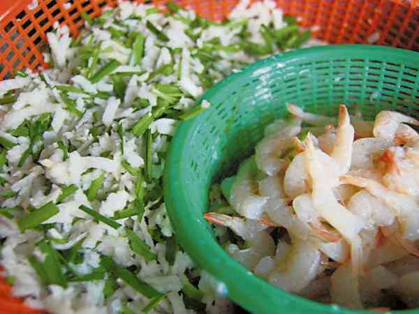 王澺缘以沙葛取代豆芽，搭配鲜虾和韭菜，让西亚煎的味道更香酥可口。