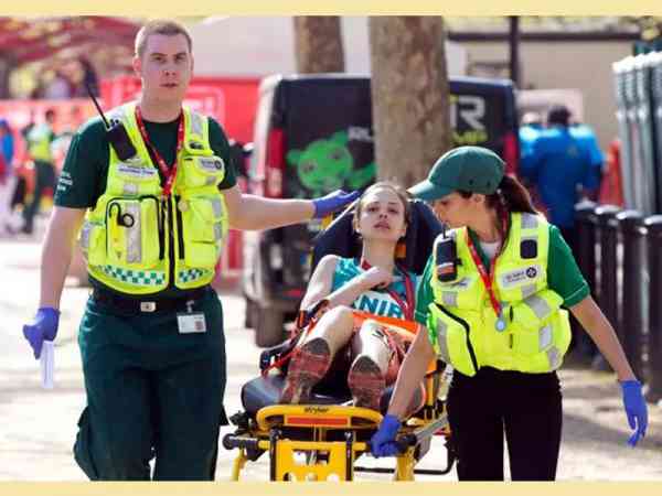 2014 年倫敦馬拉松上，有跑手需要接受救護服務。（圖片來源：路透社）