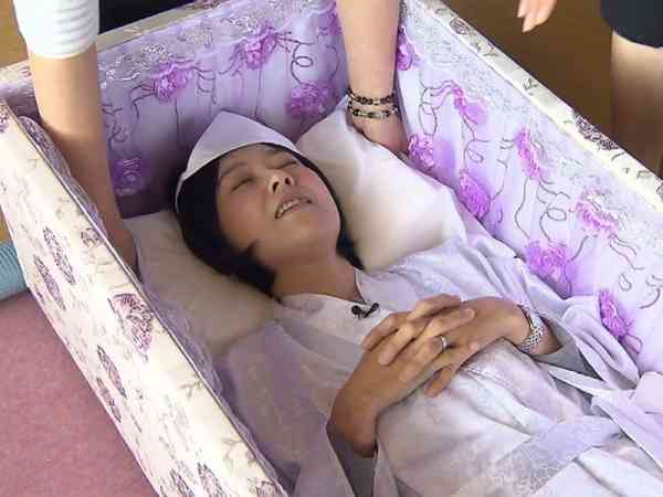 一位女士正在参加“入棺体验”（日本东海电视台）