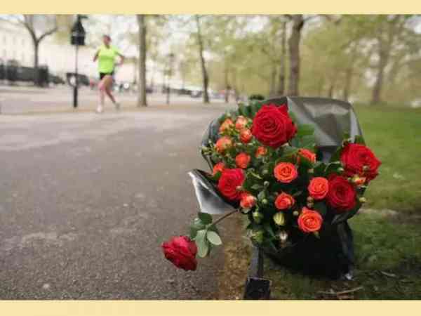 2012 年伦敦马拉松，30 岁跑手 Claire Squires 于终点前不足 1 英里出现心律不正，最终抢救无效。事后，公众到场献花悼念。(图片来源：Oli Scarff／Getty Images)