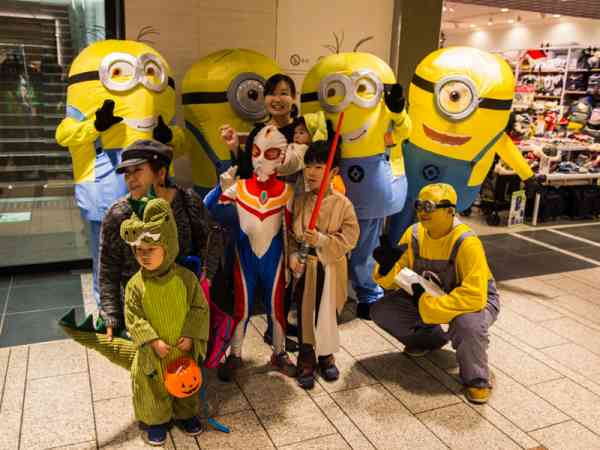 日本万圣节也有着可爱小朋友们的装扮游行的传统，旅游时若是遇到，拍摄前之前请三思。