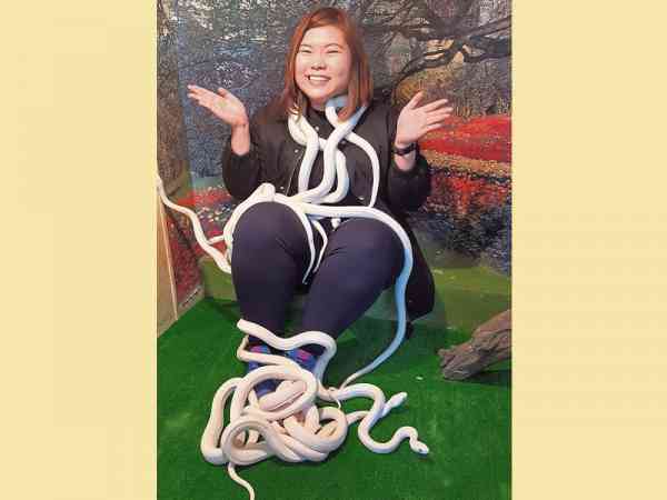 罗先生把小白龙套在记者身上,叫人真的很难不害怕!