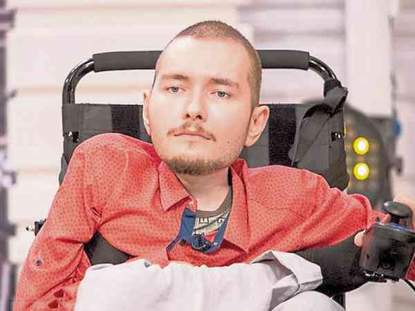 瓦列里·斯比利多诺夫是一位俄罗斯程序员，患有一种被称为“沃尼克-霍夫曼症”的脊髓肌肉萎缩疾病。他已经表示想参加此次头部移植手术的意愿。