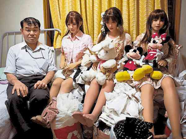 理疗师尾崎和他的娃娃们。