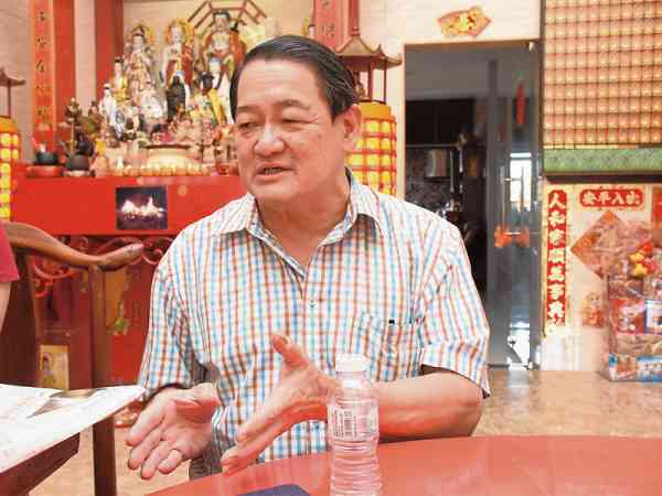 担任南海观音坛顾问的拿督斯里黄新发表示郑师傅会帮忙每对夫妇按花后诵经文,回向他们,保佑他们一切顺利。