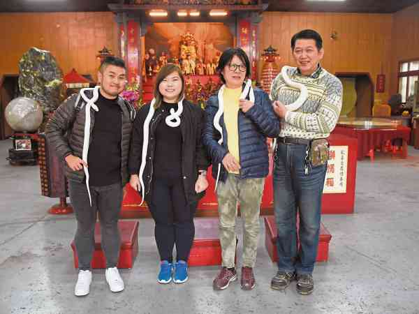 多得记者台湾友人Sussan(右二)以及陈铭基(右一)的牵引,有缘来到白蛇庙采访。