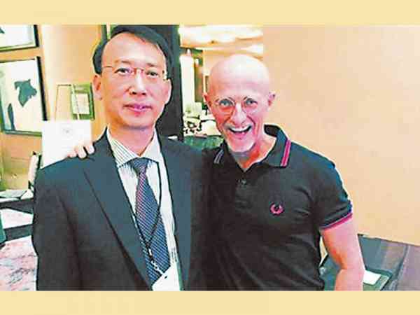据悉，意大利神经外科专家塞尔吉·卡纳瓦罗已邀哈尔滨医科大学教授任晓平（左），一起参与实施首例“换头术”。