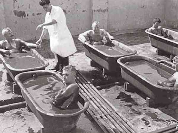 早于250年前，就有人开始用原油洗澡来治疗各种病症。