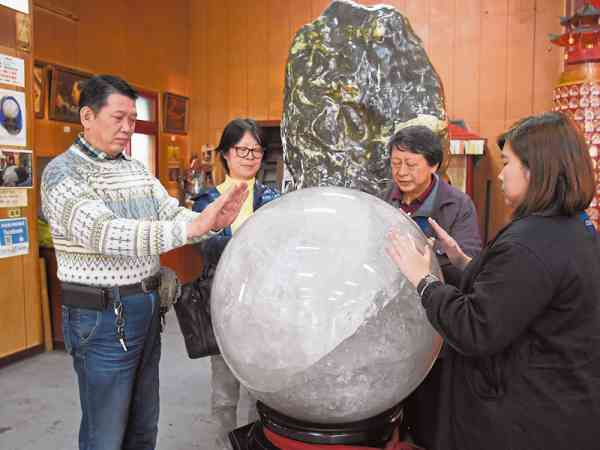 重达1200斤的巨大天然白水晶,可用双手感应其磁场,接收宇宙能量,补充元气。