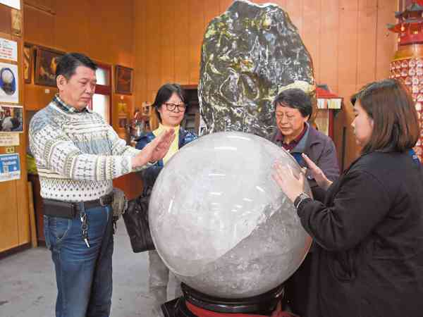 重达1200斤的巨大天然白水晶，可用双手感应其磁场，接收宇宙能量，补充元气。