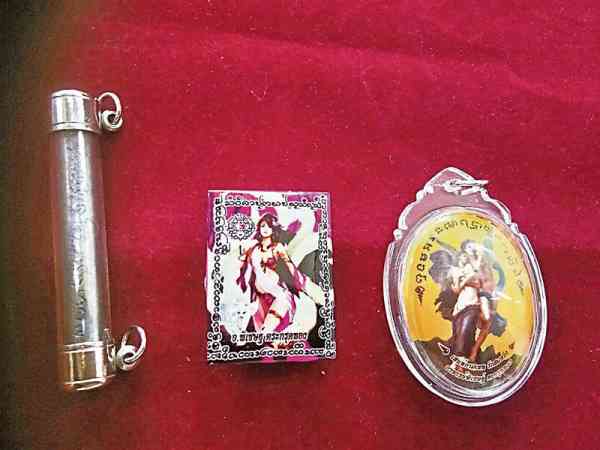 阿占必贴铸造了一批(左起)富豪塔固、爱神姻缘牌、九尾狐仙牌,深受信徒喜爱。