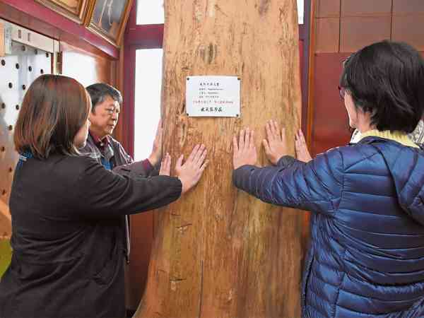 双手直接触碰沉香木,有着安神、镇定的作用。