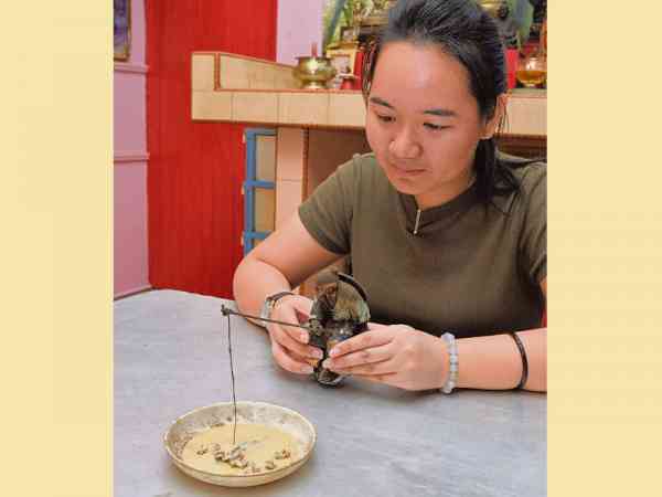 随行摄记小心翼翼地“钓”起4张写有号码的小纸条。