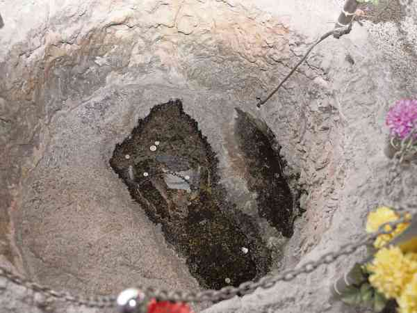 巨石上有明显的凹口印,传说称这就是500多年前郑和下西洋期间曾来此访问留下脚印。