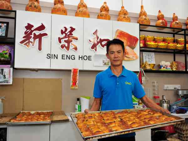 新荣和加央角饼店老板黄建和。