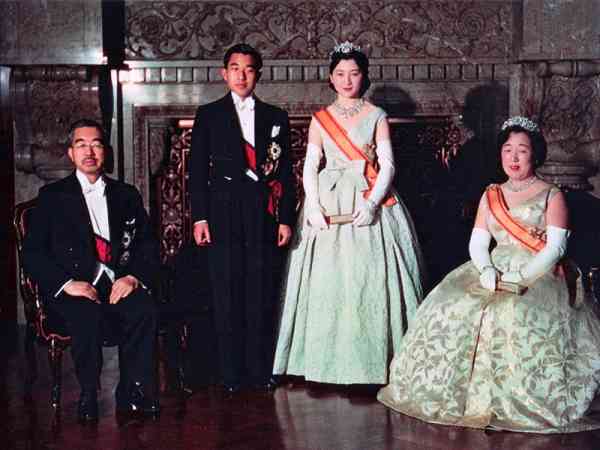 左起为：裕仁天皇、明仁亲王、美智子，以及良子皇后。美智子的父母因平民身份，没资格进入宫内。