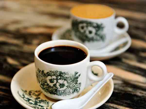 黑咖啡是以炭烤、味带焦苦、酸和炭化味。白咖啡是不含杂质（纯净）烘焙的咖啡豆，保留原有咖啡味，质纯温和，甘醇芳香，喝了回味无穷。