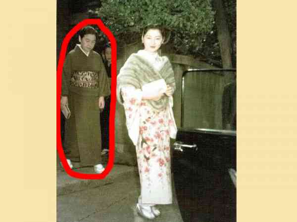 美智子身后红圈内的老婆婆，就是日本的容嬷嬷牧野纯子。