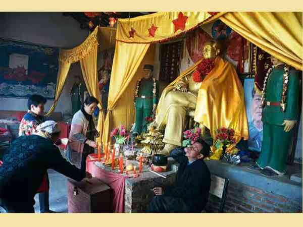湖南也有一间庙宇供奉毛泽东像，民众百姓还烧香及奉上香火钱。