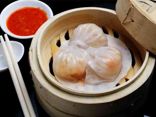 富山虾饺皇: 粤式点心之必点品种。半透明外皮内，粉红色的虾肉隐隐若现，一口咬下，韧软的外皮衬托着爽脆的大虾肉，满足。