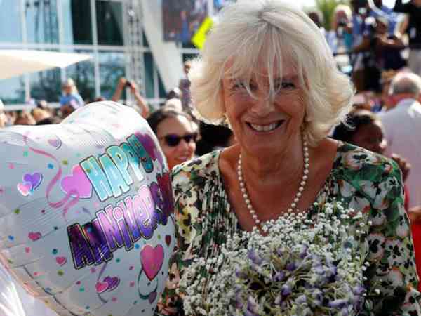 卡米拉收到一个气球和鲜花作为他们结婚周年纪念