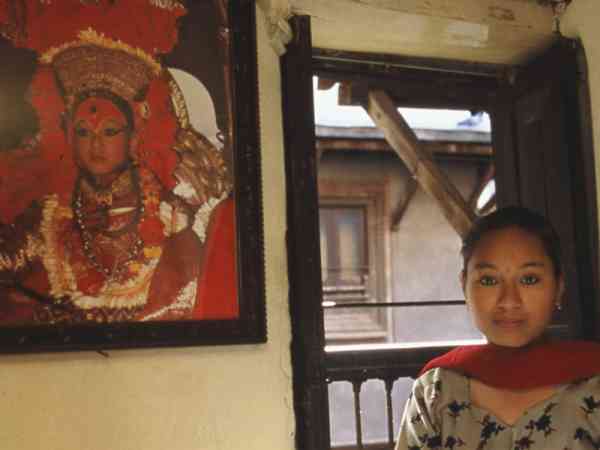 拉什米拉与她女神时期的照片。