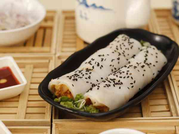 富山炸二两: 香港炸两肠粉的弟弟。内馅是叉烧碎，肉松和脆片，以软滑的布拉肠粉裹上。享用时，淋上特备酱油，口感先从柔软开始，接着是松脆，最后是结实，从虚无飘渺到脚踏实体，另类不同之口感体验。