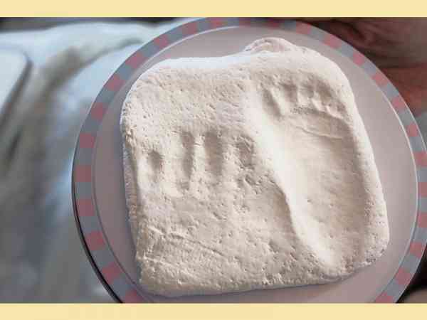 玮恒的手印及脚印，见证了这位小天使曾短暂逗留人间的凭证。 