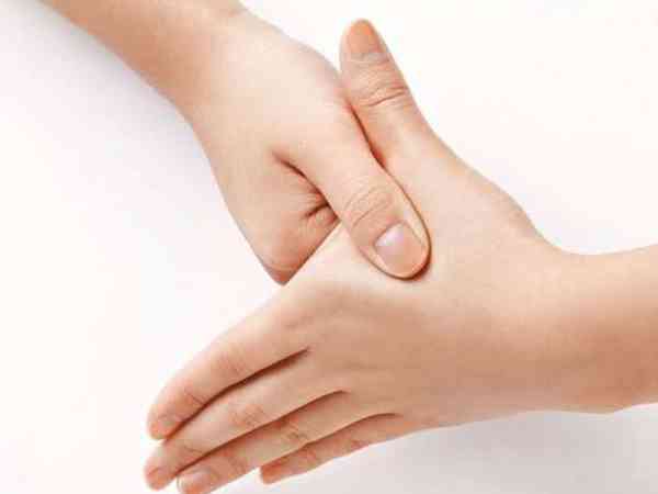 合谷穴：将食指与拇指合拢，虎口处肌肉最高处。