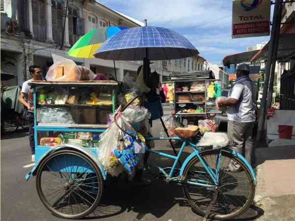 许多流动三轮车及摩哆车小贩一早上门批购新鲜出炉的孟加里面包。