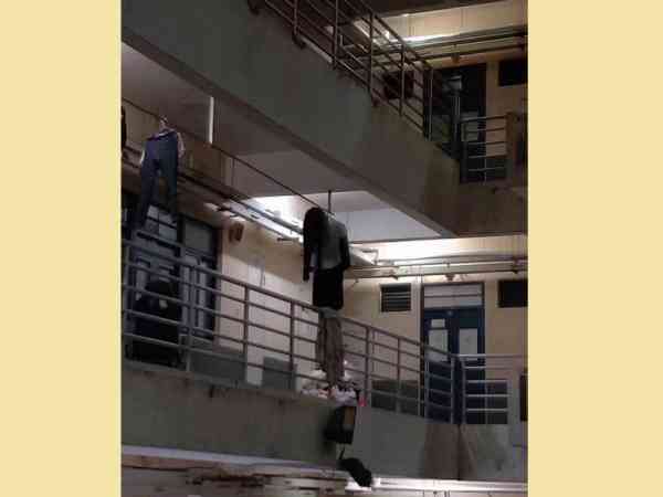 学校惊见有人吊在上面。（图／翻摄自微博）