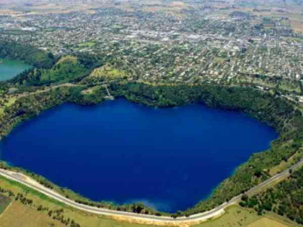 你以为的湖原来是戴着蓝色面具的火山，不过蓝湖已是一座死火山了。