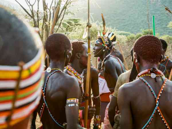 在肯尼亚跟随Sabache的勇士追踪狮子的足迹。