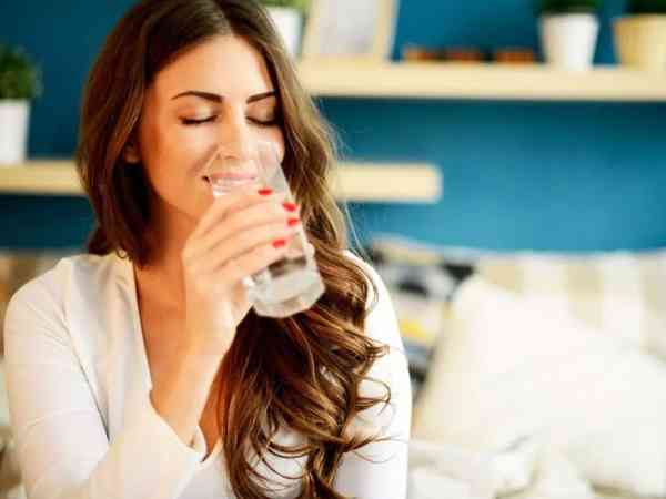 养成睡前饮水的习惯可以降低血黏度，维持血流通畅，在一定程度上防止脑血栓的形成。