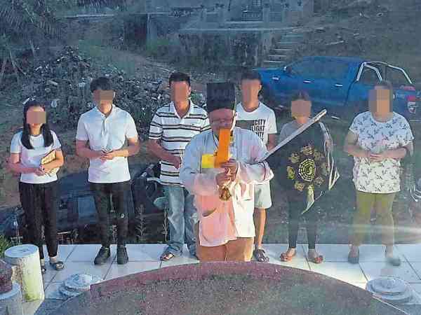 吴家子孙在王道长的带领下,拈香祭祖。