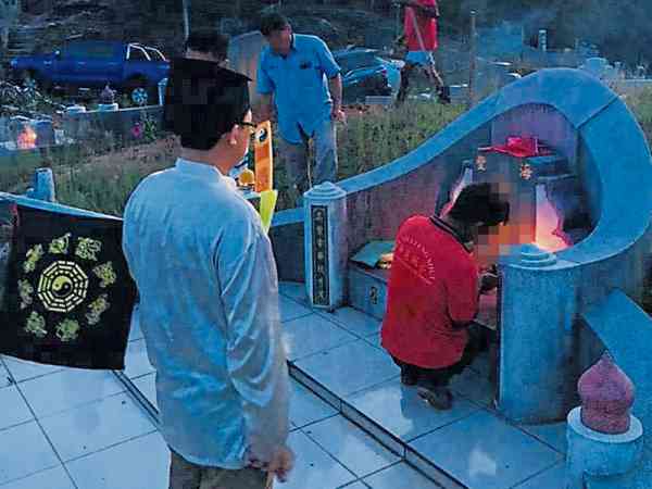 焚香祭祖期间,王道长不断持诵道教神咒,确保拾金仪式顺利进行。