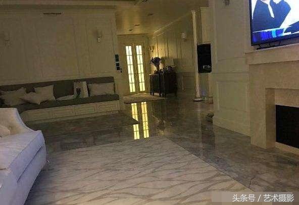 poy的家里有两个客厅哦!可见而知,她的屋子究竟有几大间!