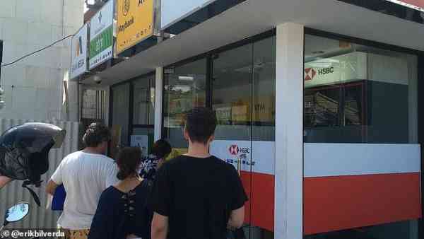 前往峇厘岛的游客应该尽量使用在银行内部的自动取款机(ATM),避免使用便利商店的一些不知名提款机。