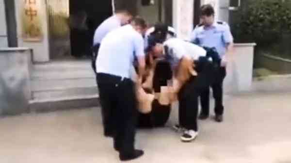 女直播主不愿被警方带走,警方出动警力将她抬走。(图/翻摄自Youtube)