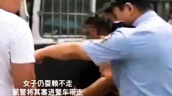 女直播主不愿被逮捕。(图/翻摄自Youtube)