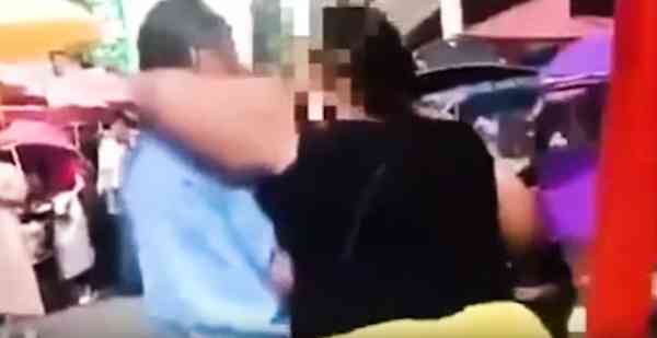 女直播主突然冲去强吻陌生阿伯。(图/翻摄自Youtube)