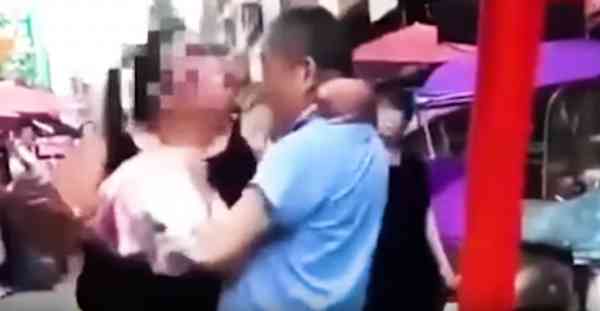 阿伯吓得拼命挣扎。(图/翻摄自Youtube)