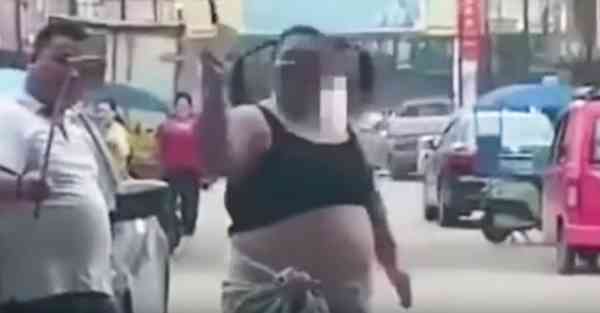 女直播主想出随机强吻路人的奇招。(图/翻摄自Youtube)