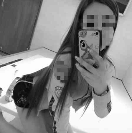 少女衣衫不整陈尸在床上。