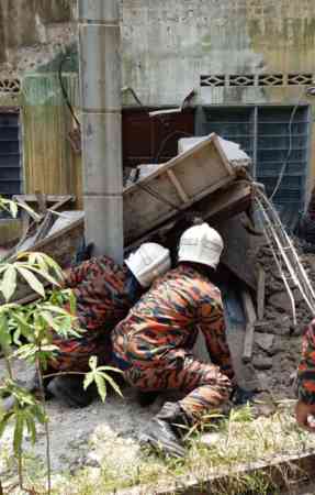 建筑中的楼梯坍塌下，压中1孕妇，企图施援手的3名男子惨遭电殛毙。